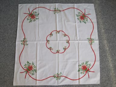 Weihnachtstuch mit Blumen-Textildruck und roten Bändern