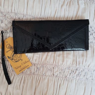 Musta krokotiilimallinen kiiltävä clutch-laukku