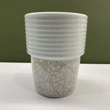 Taza Rörstrand Filippa K beige y blanca con diseño estampado