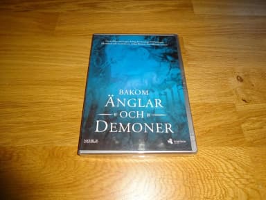 Neue DVD 'Hinter Engeln und Dämonen' von Simon Cox