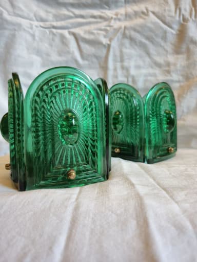 Paar Fensterlampen aus grünem Pressglas und Messing im Retro-Stil
