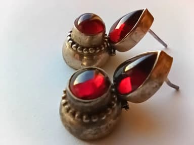 Pendientes antiguos de plata con rubíes y granates