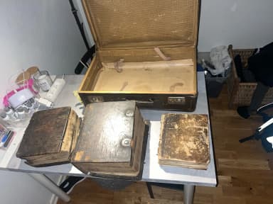 Kolme antiikkista Raamattua ja uskonnollista kirjaa 1700-1800-luvuilta nahkakans