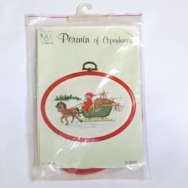 Vintage kirjontapaketti, jossa tomte pulkassa, Permin Kööpenhamina