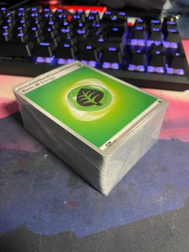 Bulk lot of Pokémon energy cards available