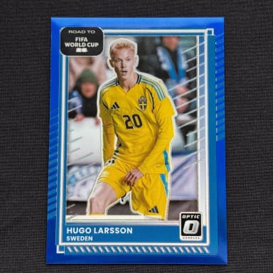 Hugo Larsson Panini Donruss Optic Blue Prizm FIFA World Cup 2026 kortti