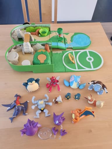 Pokémon-maailman kantolaukku, jossa 12 figuuria