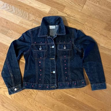 Paquete de ropa para niña en subasta