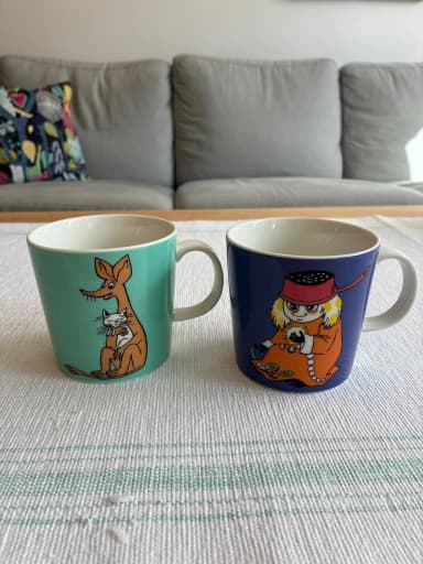 Dos tazas Moomin con Sniff y el Råddjuret