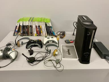 Xbox 360 Elite Konsolenpaket mit 2 Controllern und 22 Spielen