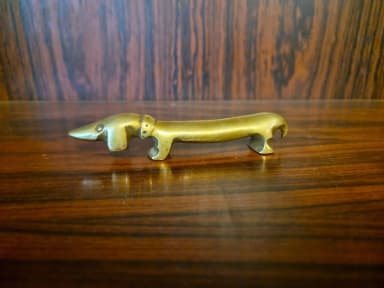 Abrebotellas vintage de latón con diseño de dachshund