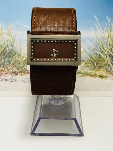 Stylish women's watch with brown leather strap