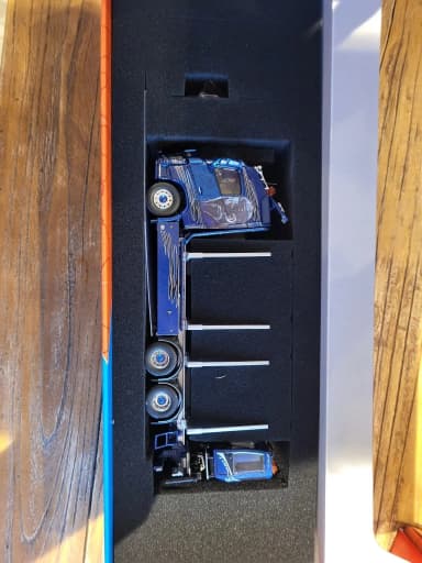 Tekno Volvo FH04 Moelven puutavara-auto nosturilla 1:50-mittakaavassa