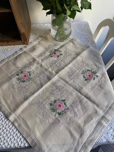 Mantel de lino retro con borde bordado de rosas