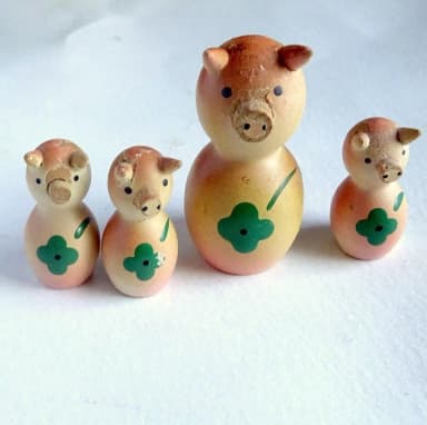 Alte Holzfiguren einer Schweinefamilie