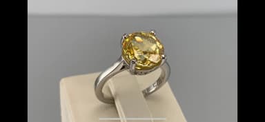 Anillo de plata con piedra amarilla brillante