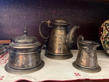 Juego de café antiguo de tres piezas en plata plateada con rica decoración