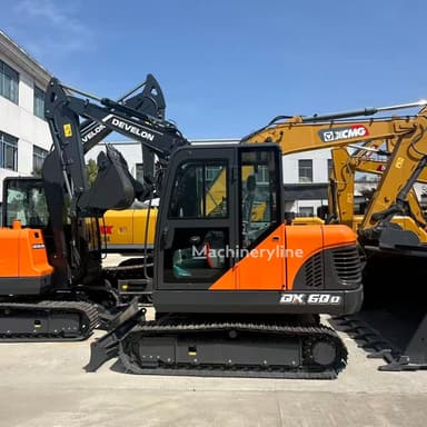 Mini excavadora Develon DX60D con pocas horas, año 2026