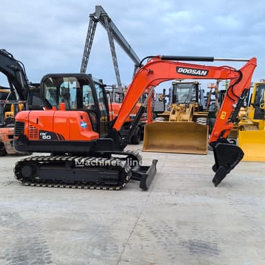 Mini excavadora Doosan DX60 del 2022 con 1095 horas