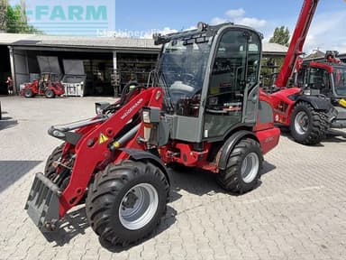 Mini excavadora Weidemann 2080 con cabina y motor de 75 hp