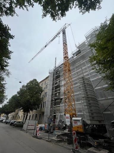 Grúa torre Liebherr 81 K del 2013 en Forstinning, Alemania
