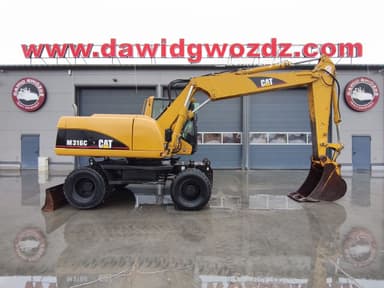 Excavadora de ruedas Caterpillar M316C del 2002 en Lubartów