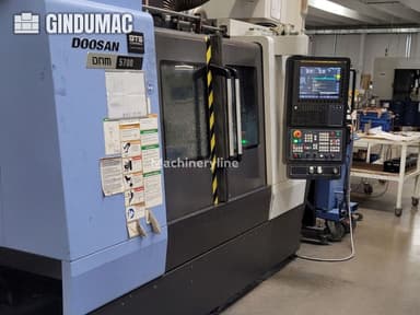 Centro de mecanizado vertical CNC Doosan DNM 5700 de 2021