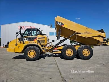 Volquete articulado Caterpillar 725 de 2013 con 14252 horas