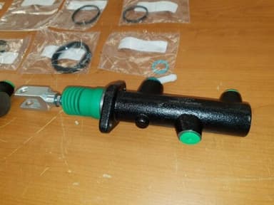 Cilindro maestro de freno Fiat Kobelco FB100 disponible en España