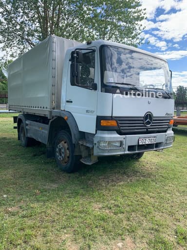 Camión Mercedes-Benz Atego con lona y volquete de 2000