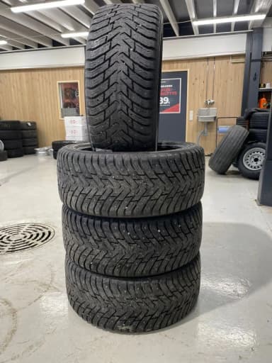 Neumáticos con clavos usados Nokian Hakkapeliitta 8 275/40R21