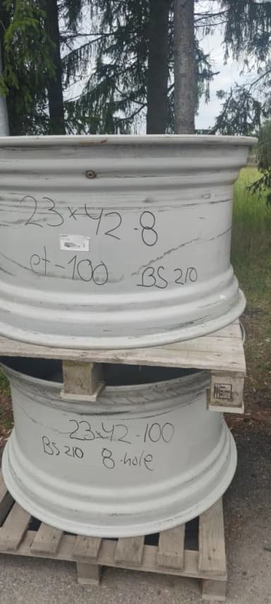 Llantas usadas para tractor en varios tamaños y condiciones