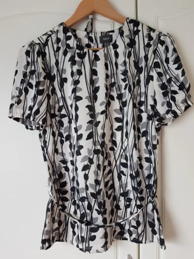 Schwarz-weißes Festbluse mit Wickelgürtel Größe 32-34