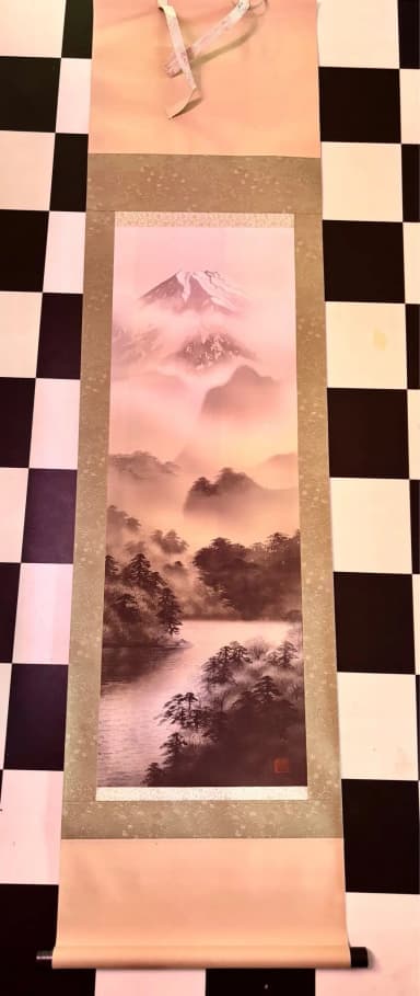 Japanilainen vuoristomaalaus kakemono-rullalla