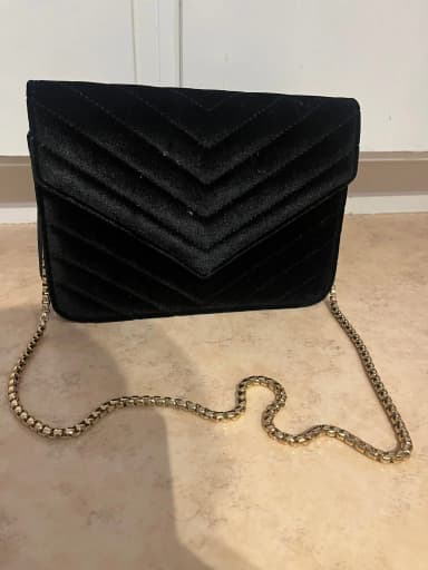 Schwarze Samttasche mit goldener Kette