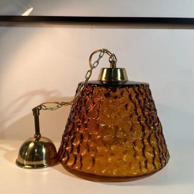 Hängelampe aus braunem Glas mit Messingdetails