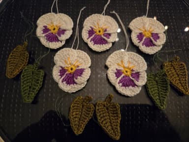 Set of 5 crocheted pansies and 6 leaves in merc cotton yarn
