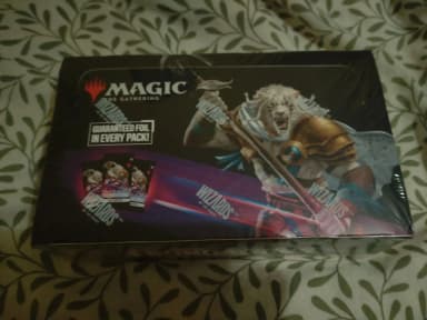 Magic: The Gathering Foundations peliboosterinäyttö myynnissä