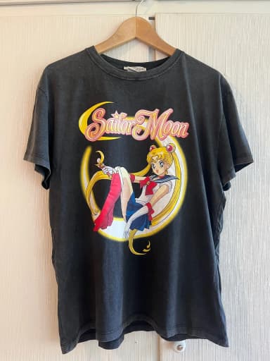 Musta Sailor Moon -kuvioinen t-paita Pull&Bearilta
