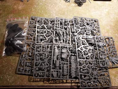 Warhammer 40k Armageddon-avaruusmiesmalli kiinnitettynä muottikehykseen