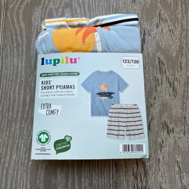 neues sommer-t-shirt- und shorts-set mit hai- und palmenmotiv größe 122/128
