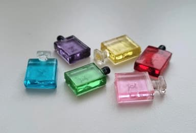 6 pientä miniatyyriparfyymipulloa koristeeksi tai nukketaloon