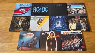 AC/DC:n 11 CD:n kokoelma digipack- ja kartonkipakkauksessa