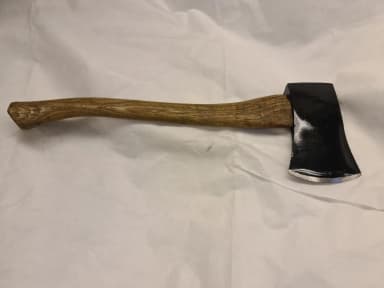 Neu geschärfte Axt mit Holzstiel