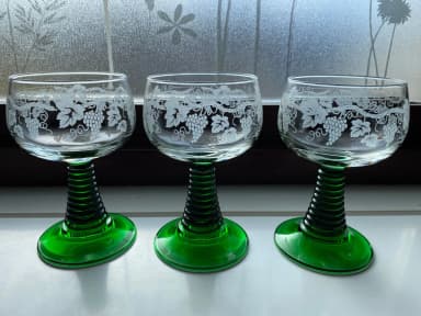 To vintage vin- og ølglass med druepynt