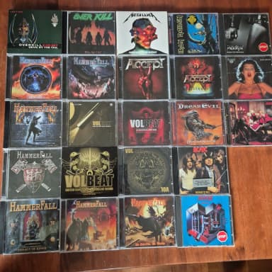 Kokoelma hard rock -CD-levyjä, mm. HammerFall ja AC/DC