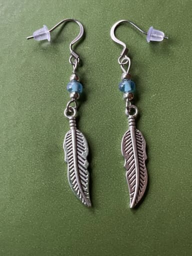 Pendientes de plumas con perlas y ganchos de acero inoxidable