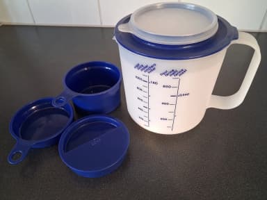 Tupperware mixing bowl with measuring set