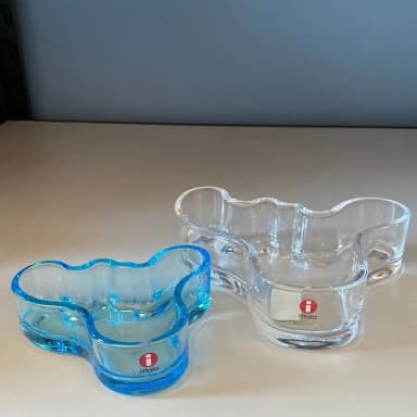 Kaksi Iittala Aalto kulhoa ja tuikkukippoa eri kokoisina ja värisinä