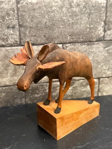 Handgeschnitzte Elchfigur aus Holz
